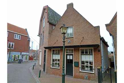 Het pand van Hoekstraat 11 op de hoek van de straat in Spakenburg